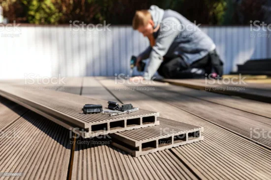 Quadratische hohle Terrassendiele aus WPC-Holz-Kunststoff-Verbundwerkstoff für den Außenbereich zur Dekoration